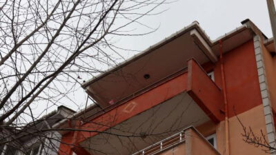 5. katta dengesini kaybeden kadın, kendisini yakalamak isteyen taksicinin üzerine düştü