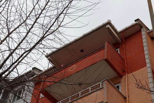 5. katta dengesini kaybeden kadın, kendisini yakalamak isteyen taksicinin üzerine düştü