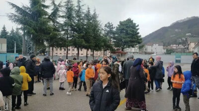 Bolu ve Düzce Valisi duyurdu! Deprem sonrası okullarda eğitime ara verildi