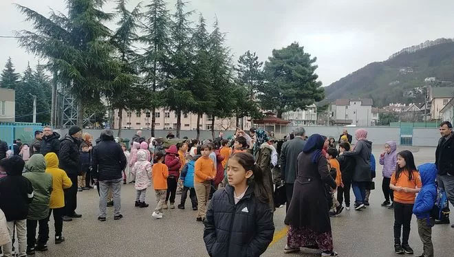 Bolu ve Düzce Valisi duyurdu! Deprem sonrası okullarda eğitime ara verildi