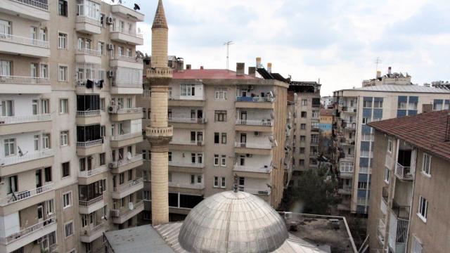 3 binanın arasındaki ağır hasarlı caminin minaresi tedirgin etti