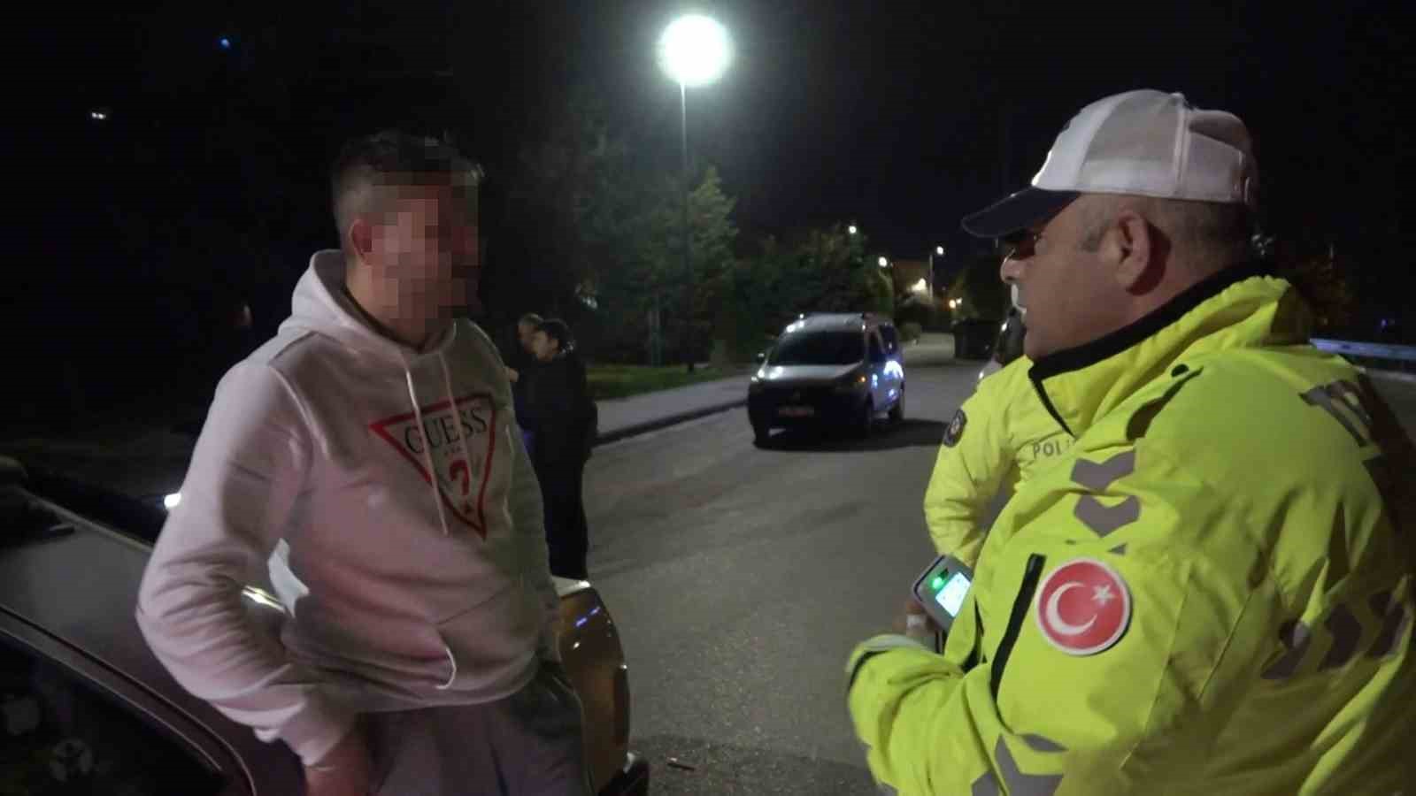 Bursa’da alkollü sürücü uzatılan üflemek yerine yutmaya çalıştı