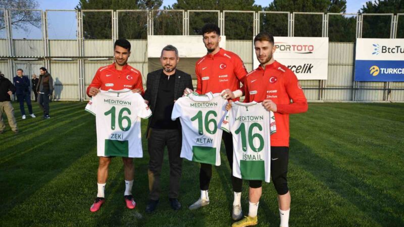 3 milli futbolcuya Bursaspor forması hediye edildi Bursaspor Başkanı Ömer Furkan Banaz, Bursa’da oynanacak olan Hırvatistan maçı