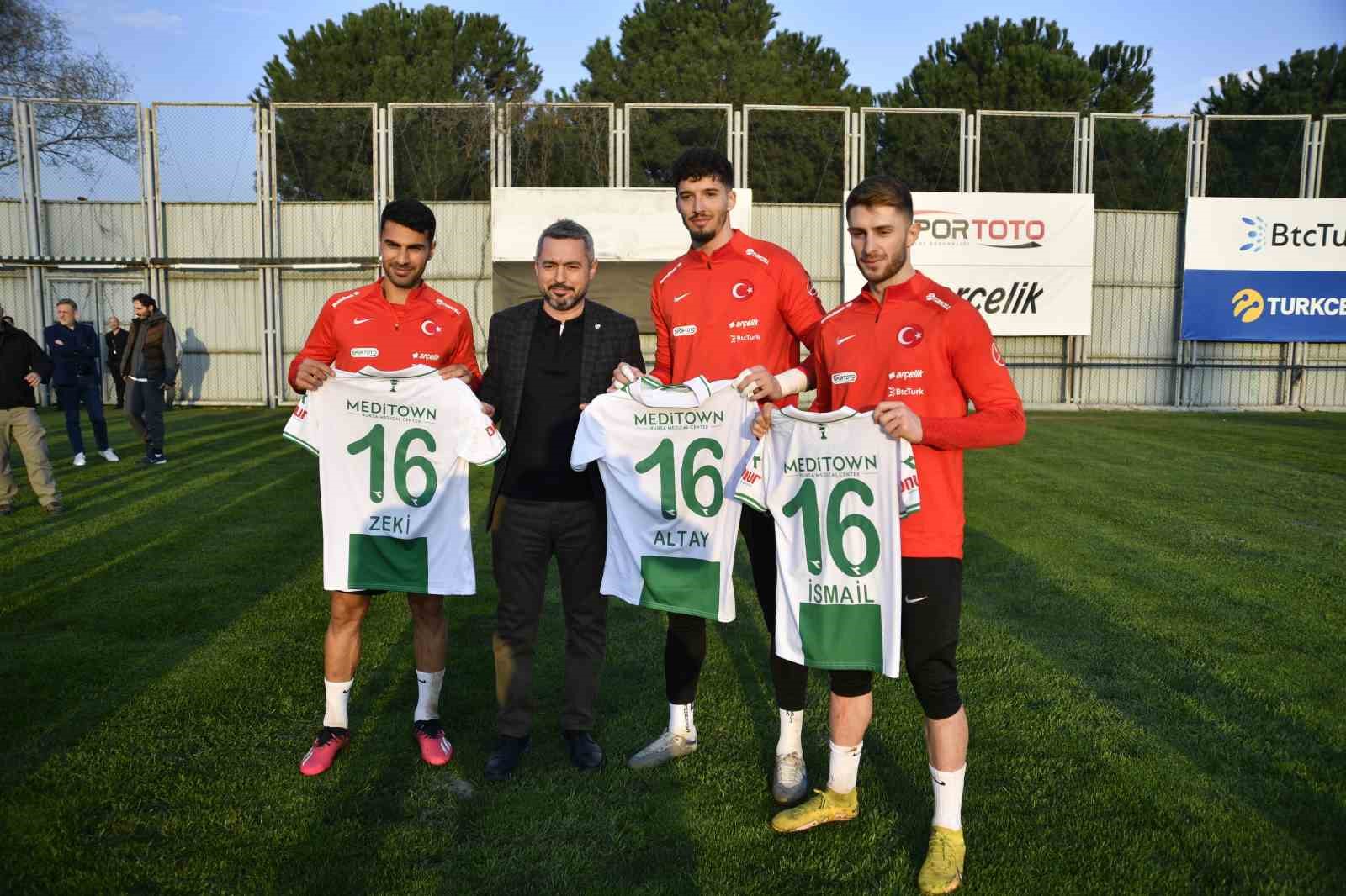 3 milli futbolcuya Bursaspor forması hediye edildi 3 milli futbolcuya Bursaspor forması hediye edildi