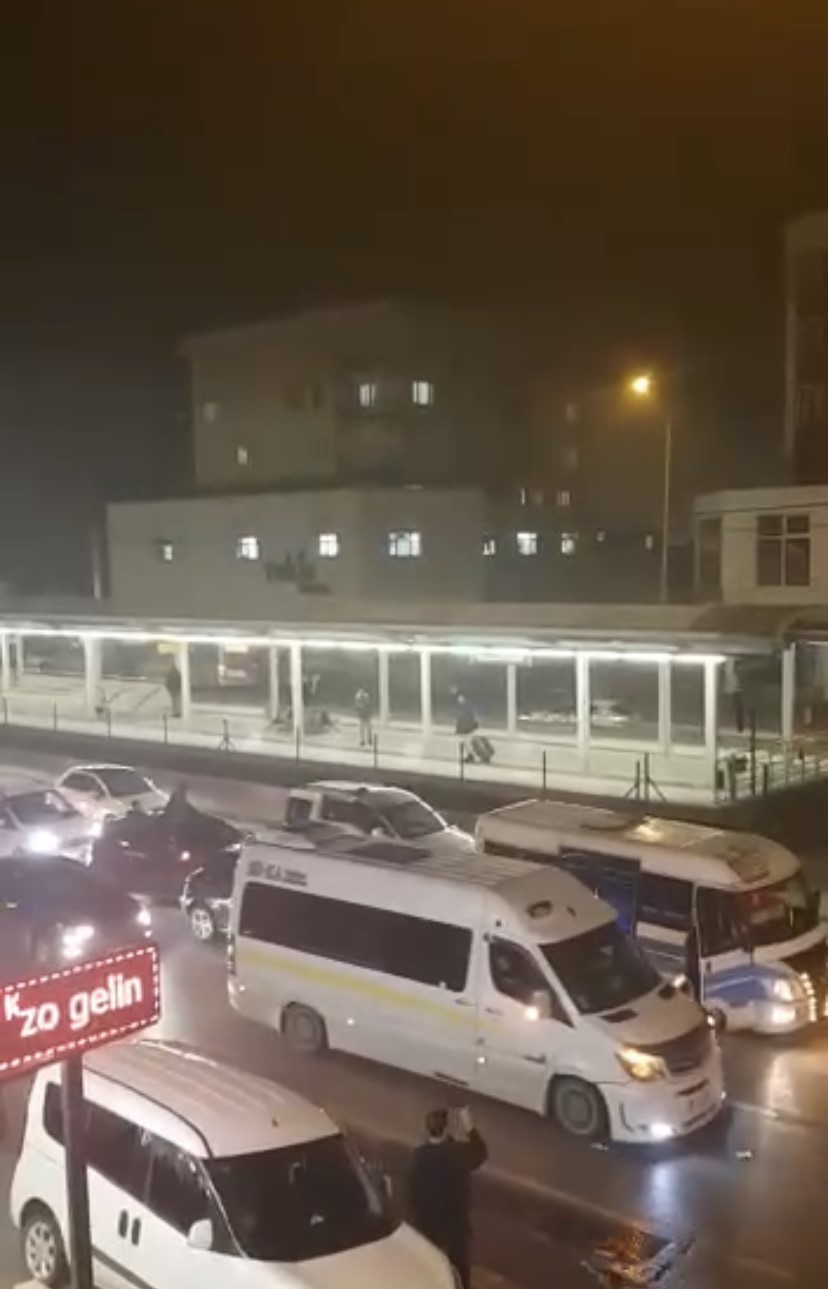 Bursa’da asker konvoyu yapan gençler trafiği durma noktasına getirdi