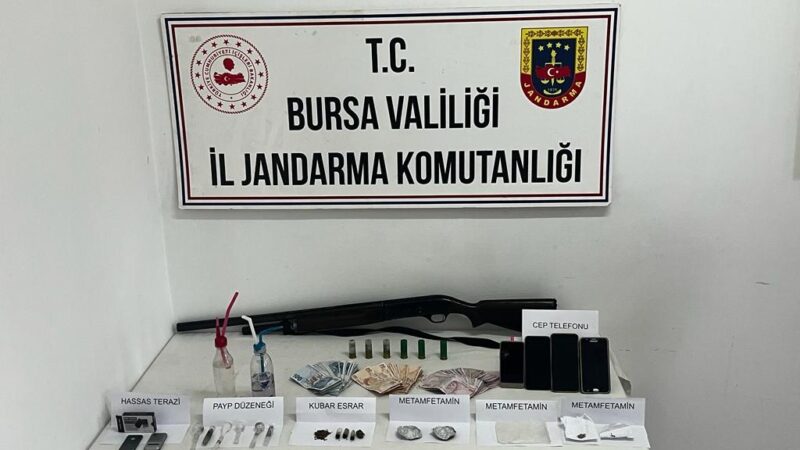 Bursa’da suç makinesi kıskıvrak yakalandı Gemlik İlçe Jandarma Komutanlığına bağlı, Küçükkumla Jandarma Komutanlığı ekipleri, uyuşturucu