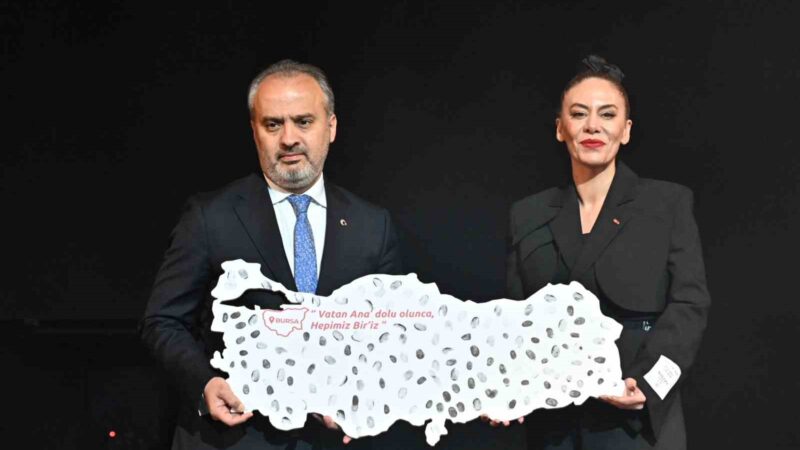 Bursa’da kahramanlıklarıyla tarihe damga vuran Türk kadınları vefa gecesinde anıldı Bursa Büyükşehir Belediyesi’nin katkılarıyla düzenlenen “Vatan ‘Ana’dolu Olunca” adlı etkinlikte,
