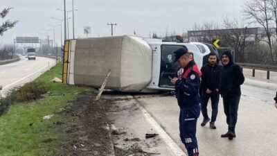 Bursa’da kayganlaşan yol kaza getirdi!