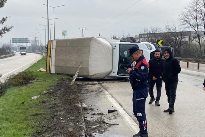 Bursa’da kayganlaşan yol kaza getirdi!