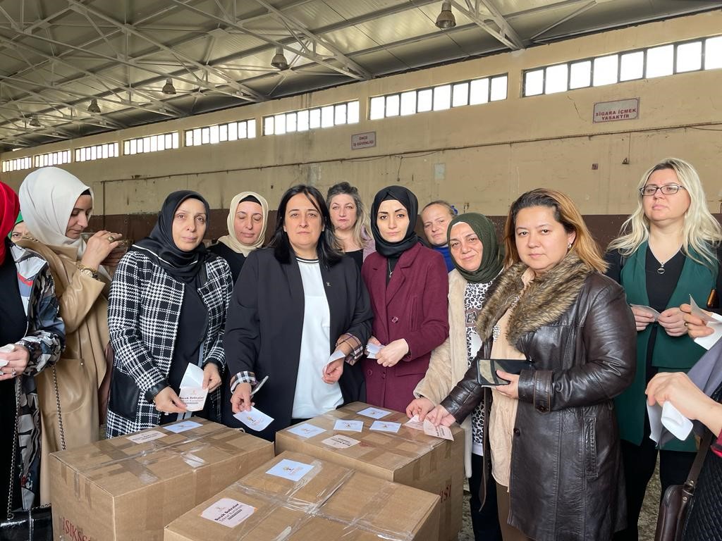 Bursalı AK Kadınlardan Hatay’a 550 koli mutfak malzemesi