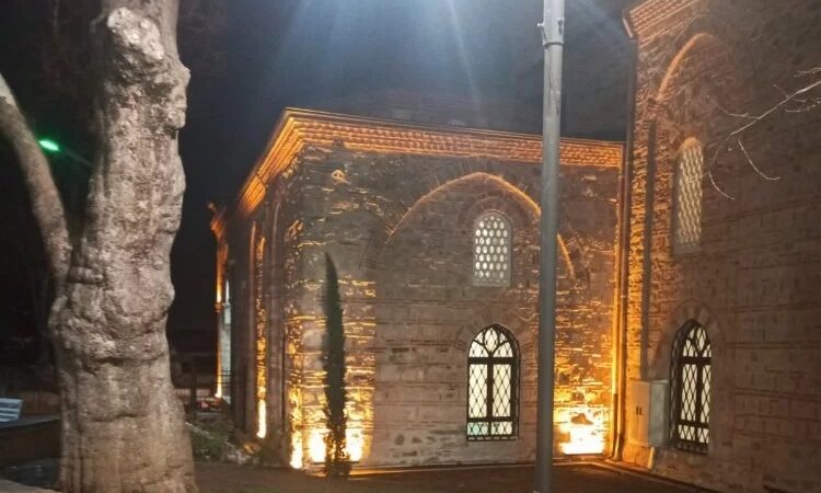 Bursa’da restorasyonu tamamlanan cami teravih namazıyla ibadete açıldı