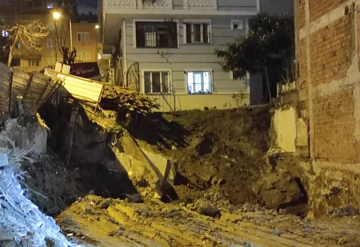 İstanbul’da hareketli dakikalar! İstinat duvarı çöktü, tedbir amaçlı bir bina boşaltıldı