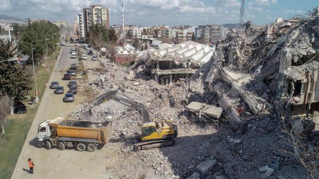 Deprem soruşturmalarında tutuklu sayısı 325’e yükseldi