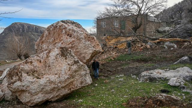 Depremde dağdan kopan devasa kayalar evleri teğet geçti