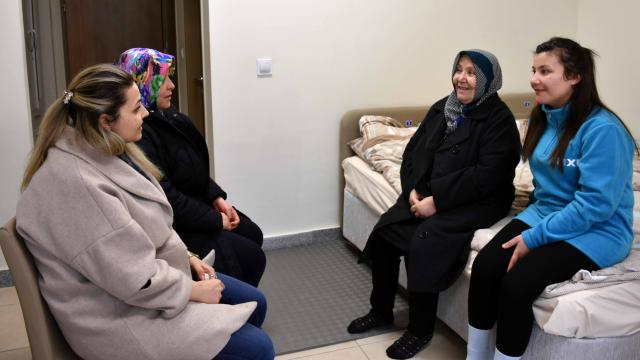 Anne ve iki çocuğu depremde gardıroba sığınmış