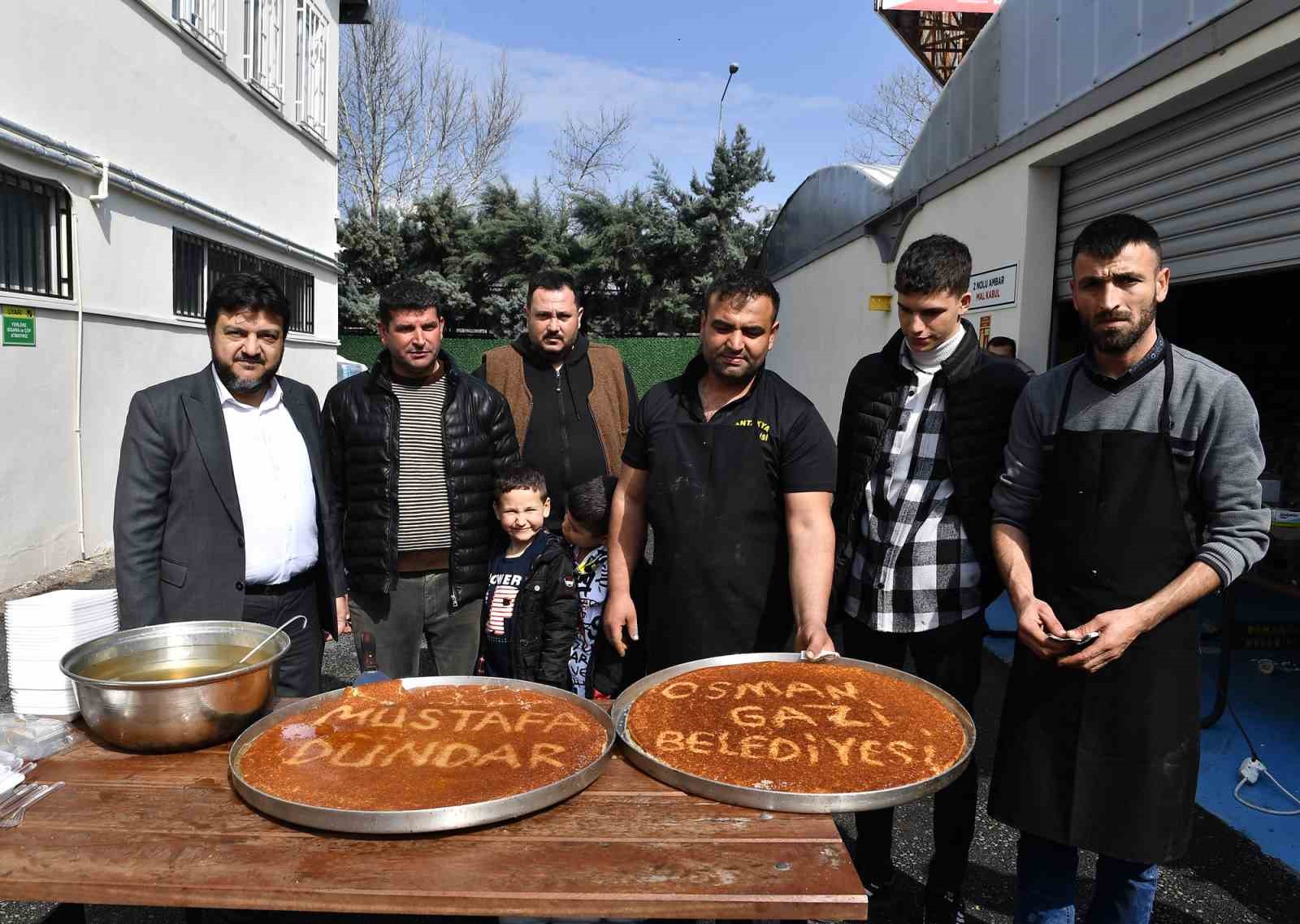 Depremzede vatandaştan Osmangazi Belediyesi personeline künefeli teşekkür