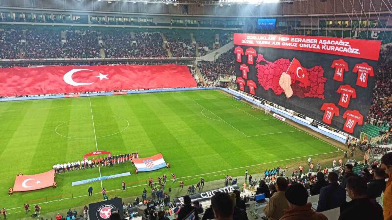 Bursa’da dev koreografi Türkiye ile Hırvatistan maçı öncesinde stadyumda Kahramanmaraş merkezli meydana gelen