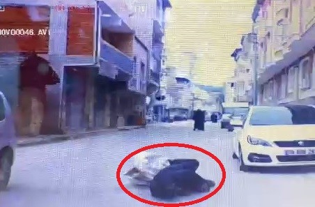 Bursa’da dolandırıcıdan Oscar’lık hareket…O anlar kamerada Bursa’da dolandırıcıdan Oscar’lık hareket…O anlar kamerada