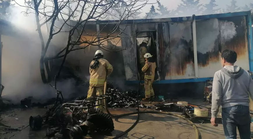 Silivri’de işçilerin kaldığı konteynerlerde yangın!