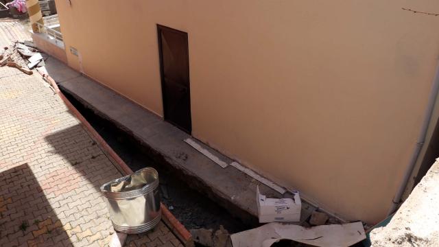 Depremde binanın yönü değişti