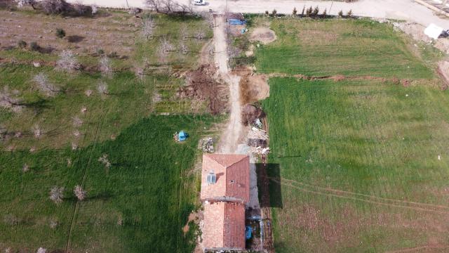 Fay hattı üzerindeki evin yolu 4 metre kaydı Fay hattı üzerindeki evin yolu 4 metre kaydı