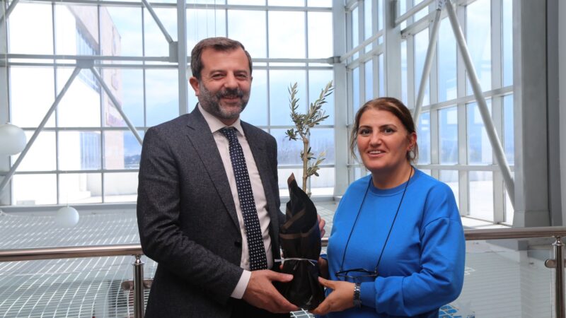 Bakan Işık, sağlık personeline fidan hediye etti 14 Mart Tıp Bayramı nedeniyle, Gürsu’daki sağlık kurumlarını ziyaret eden