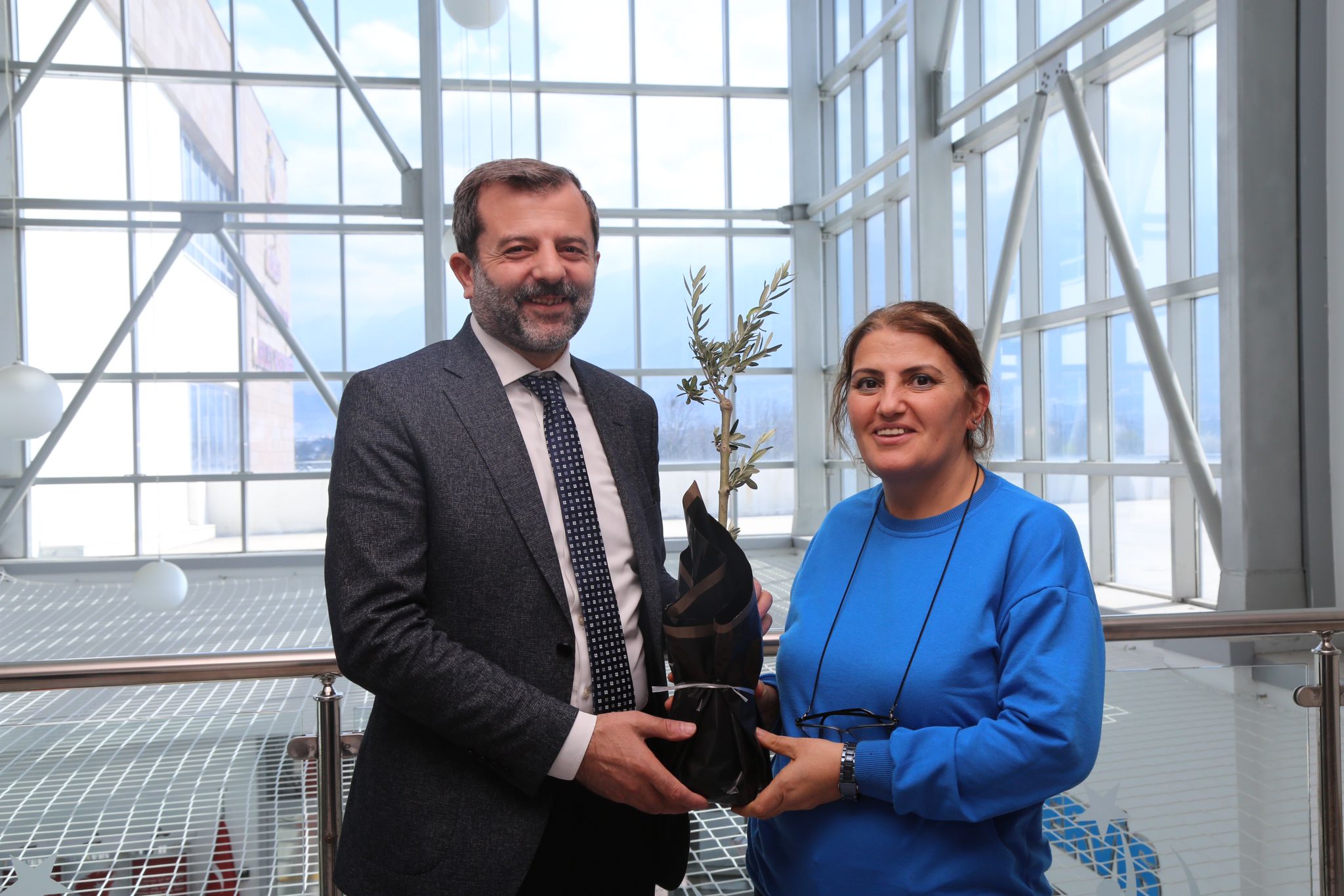 Bakan Işık, sağlık personeline fidan hediye etti