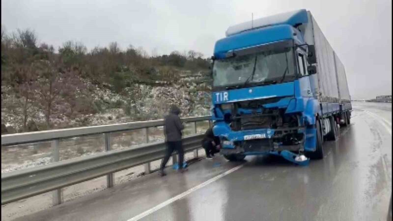 Bursa’da TIR dehşeti Bursa’da kayganlaşan yolda freni boşalan TIR, ambulans ve 3 araca