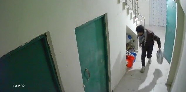 Bursa’da girdiği apartmanda eline ne geldiyse çalarak kayıplara karıştı