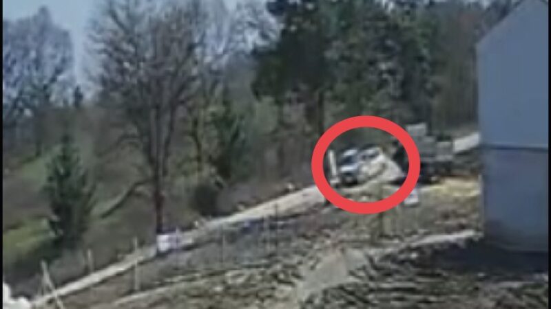 Bursa’da 2 otomobil sürücüsünün dikkatsizliği kazayla sonuçlanırken, kaza sonrası takla