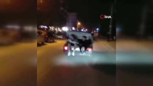 Bursa’da tehlikeli yolculuk kamerada! Canlarını hiçe saydılar