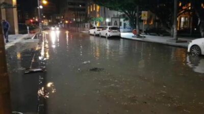 İskenderun’da deniz yükseldi! Caddeler göle döndü