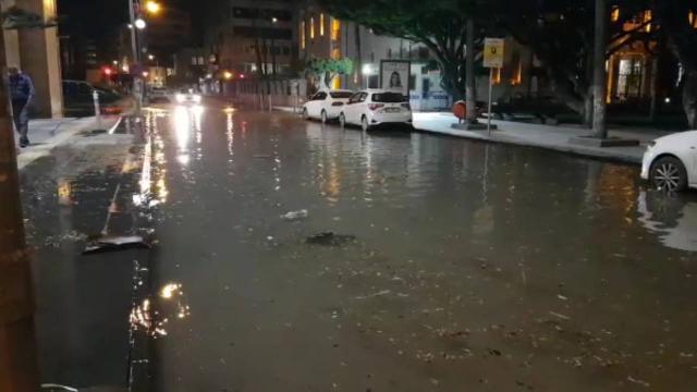 İskenderun’da deniz yükseldi! Caddeler göle döndü