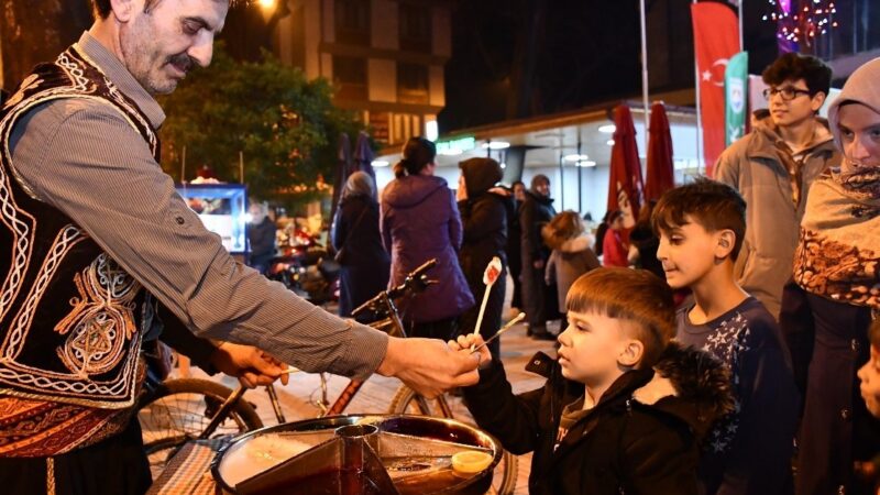 İznikli minikler eski ramazanları yaşıyor İznik Belediyesi tarafından düzenlenen ramazan ayı etkinliklerinde çocuklar eski ramazanları