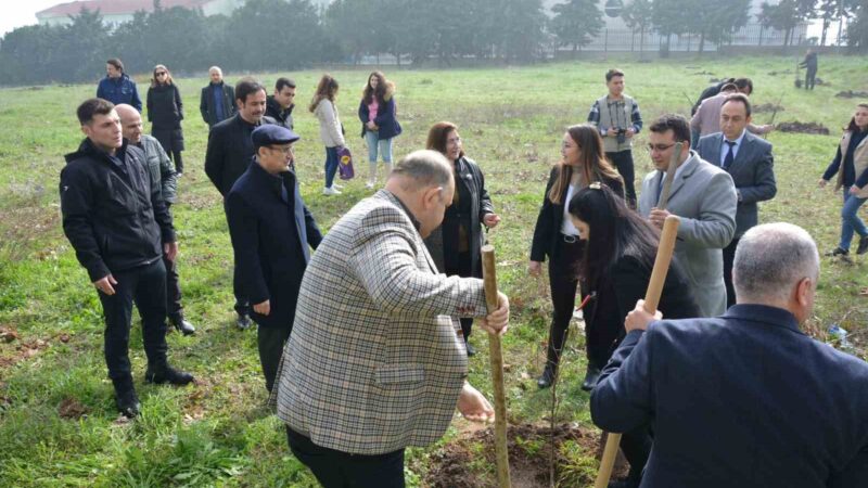 Karacabey MYO depremde hayatını kaybedenler anısına fidan dikti Bursa Uludağ Üniversitesi (BUÜ) Karacabey Meslek Yüksekokulu, 6 Şubat tarihinde