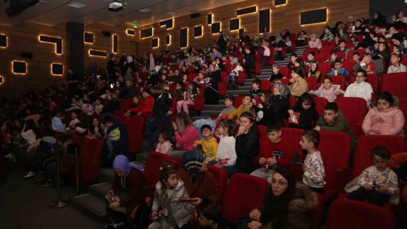 Kedi Maurice filmine Gürsu’da büyük ilgi Gürsu Belediyesi ücretsiz sosyal ve kültürel etkinlikleri vatandaşların yoğun ilgisini