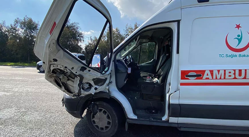 Kazaya müdahale eden sağlıkçılara otomobil çarptı: 1 ölü, 3 yaralı
