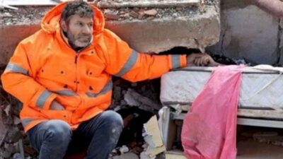 11 ili vuran deprem felaketinde can veren kızının enkazdan çıkarılmasını