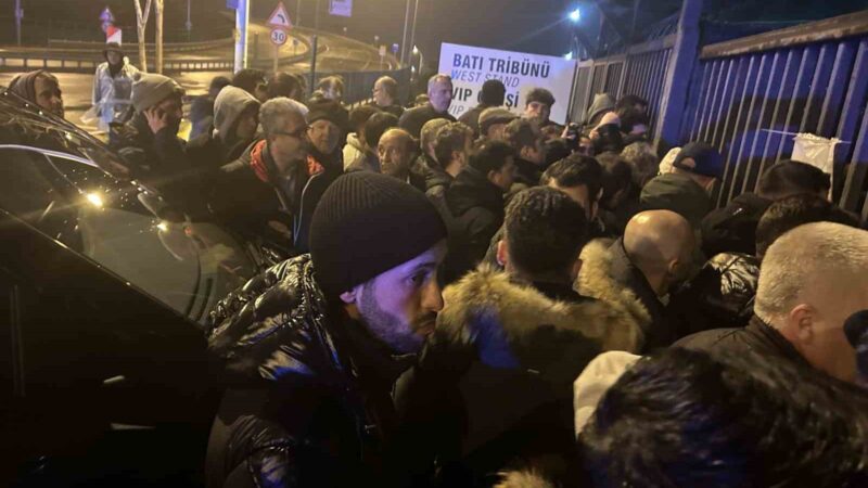 Milli futbolcu, Bursa’da kapıda kaldı Türkiye-Hırvatistan maçında Büyükşehir Belediye Stadı’na girmek isteyen milli futbolcu Yunus