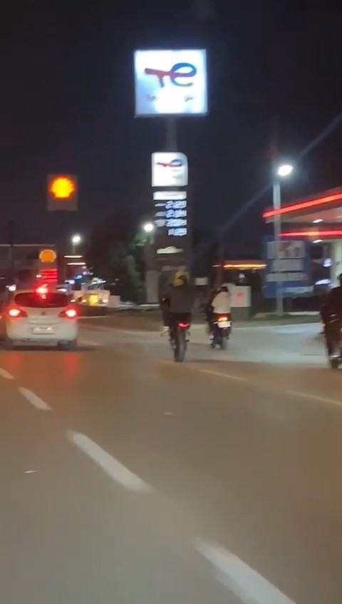 Bursa’da motosikletli gençlerin trafikteki tehlikeli hareketleri kameralarda Bursa’da motosikletli gençlerin trafikteki tehlikeli hareketleri kameralarda
