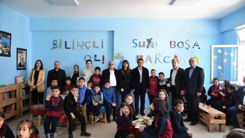 Mustafakemalpaşa Belediyesinden “Sıfır Atık Kütüphanesi” Mustafakemalpaşa Belediyesi Sıfır Atık Gününü, ilçede ki bir ilkokula kurmuş