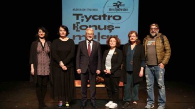 Nilüfer Kent Tiyatrosu’nun, Dünya Tiyatro Günü’nde düzenlediği ve akademisyenlerin konuk