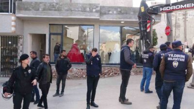 Bursa’da yıkımı engellemek için kendilerini dükkana kilitlediler