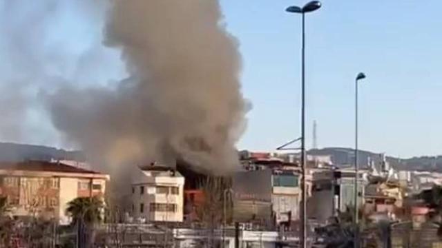 7 katlı otelde yangın: 2 ölü, 3 yaralı 7 katlı otelde yangın: 2 ölü, 3 yaralı