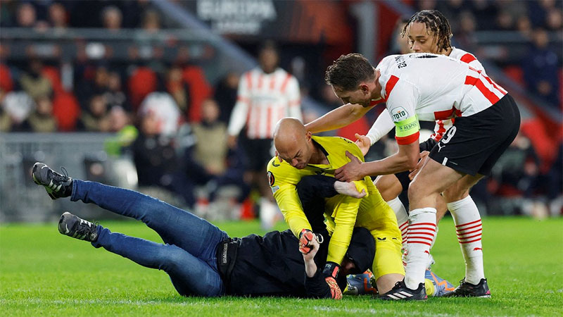 PSV’den sahaya giren taraftara ’40 yıllık’ ceza PSV’den sahaya giren taraftara ’40 yıllık’ ceza