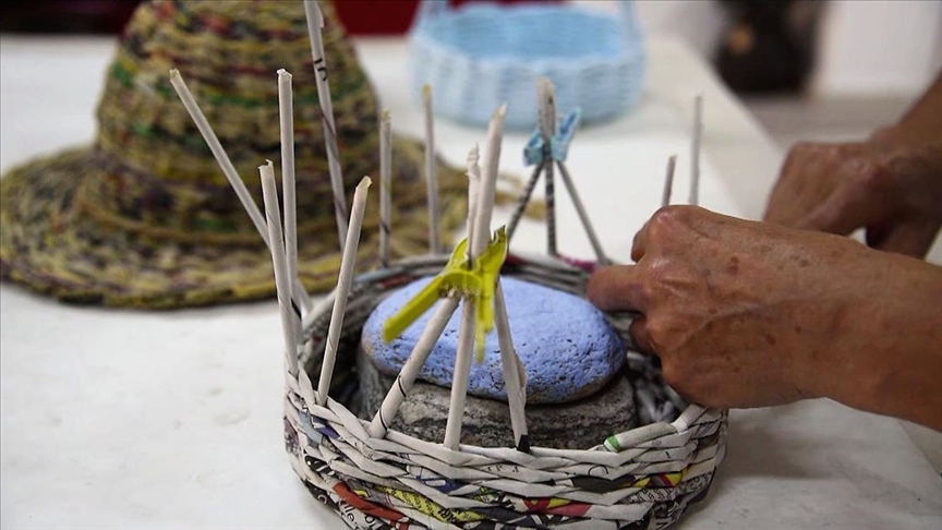 Balıkesir’de gazete kağıdından hediyelik eşya üreten kadınlar Almanya’ya ihracat yaptı