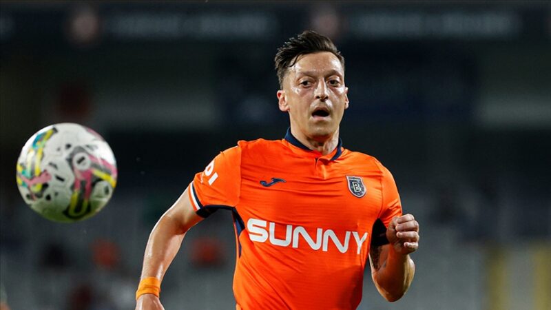 Kariyerini Medipol Başakşehir'de sürdüren Mesut Özil, futbolu bıraktığını açıkladı.
