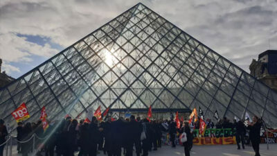 Fransa’da protestocular Louvre Müzesi’nin girişini kapattı