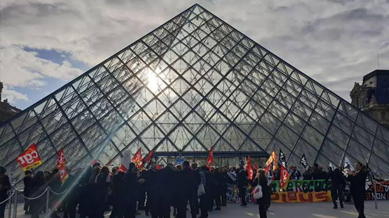 Fransa’da protestocular Louvre Müzesi’nin girişini kapattı