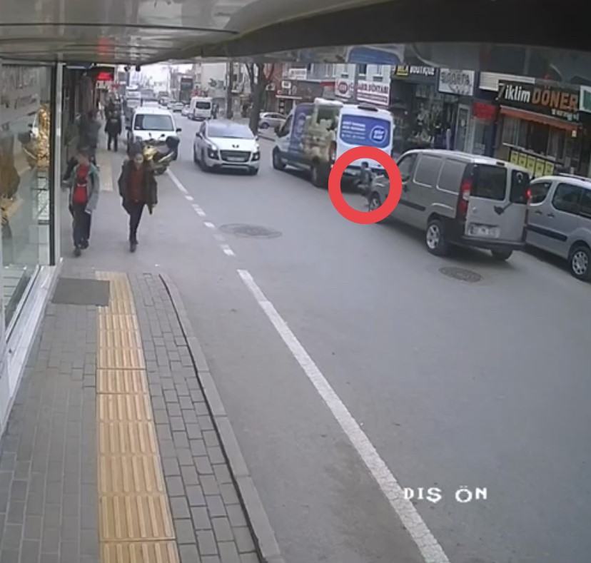 Bursa’da yolun karşısına geçmek isteyen çocuğa otomobil çarptı